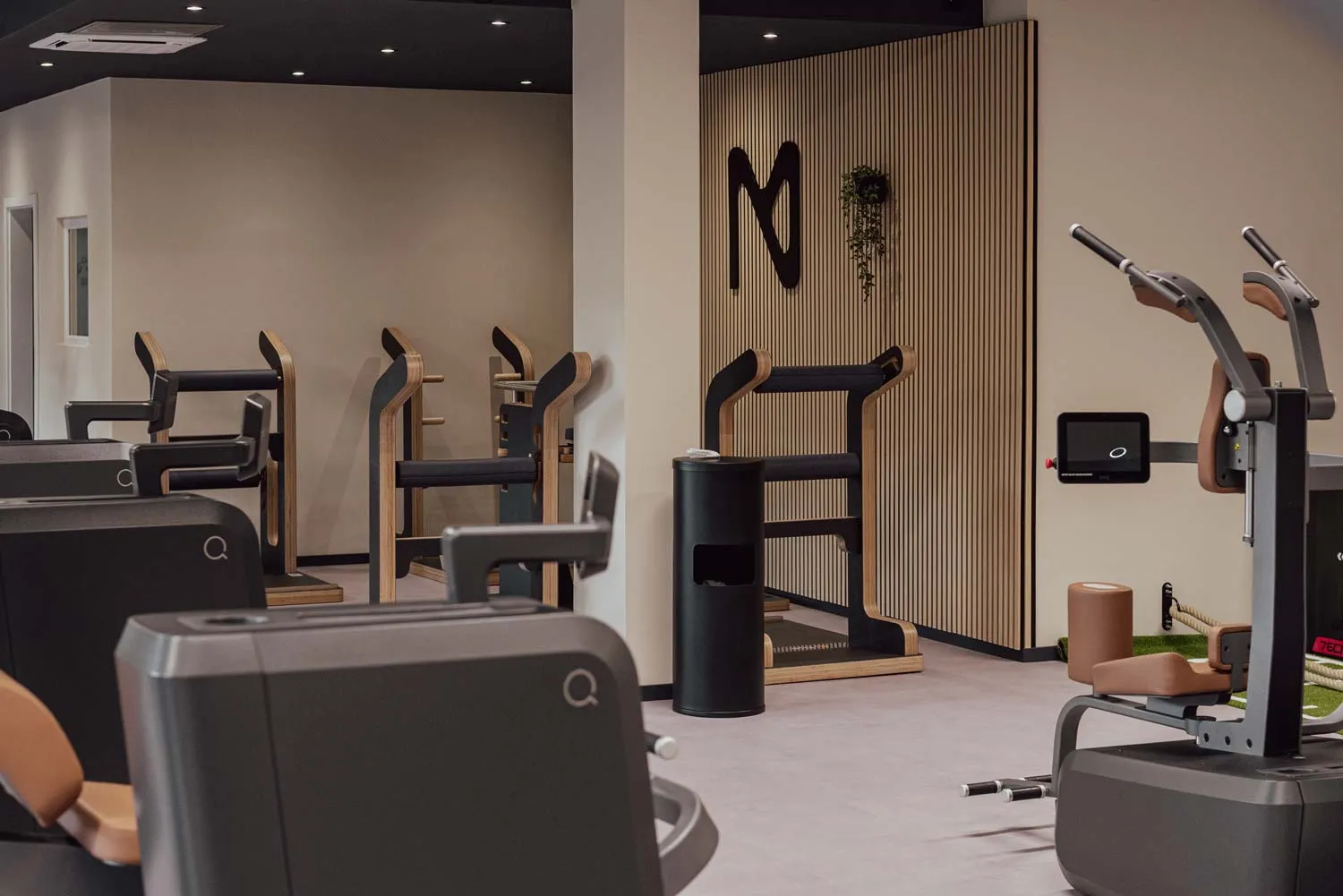 Trainingsfläche vor der Lamellenwand mit dem Studio-Logo