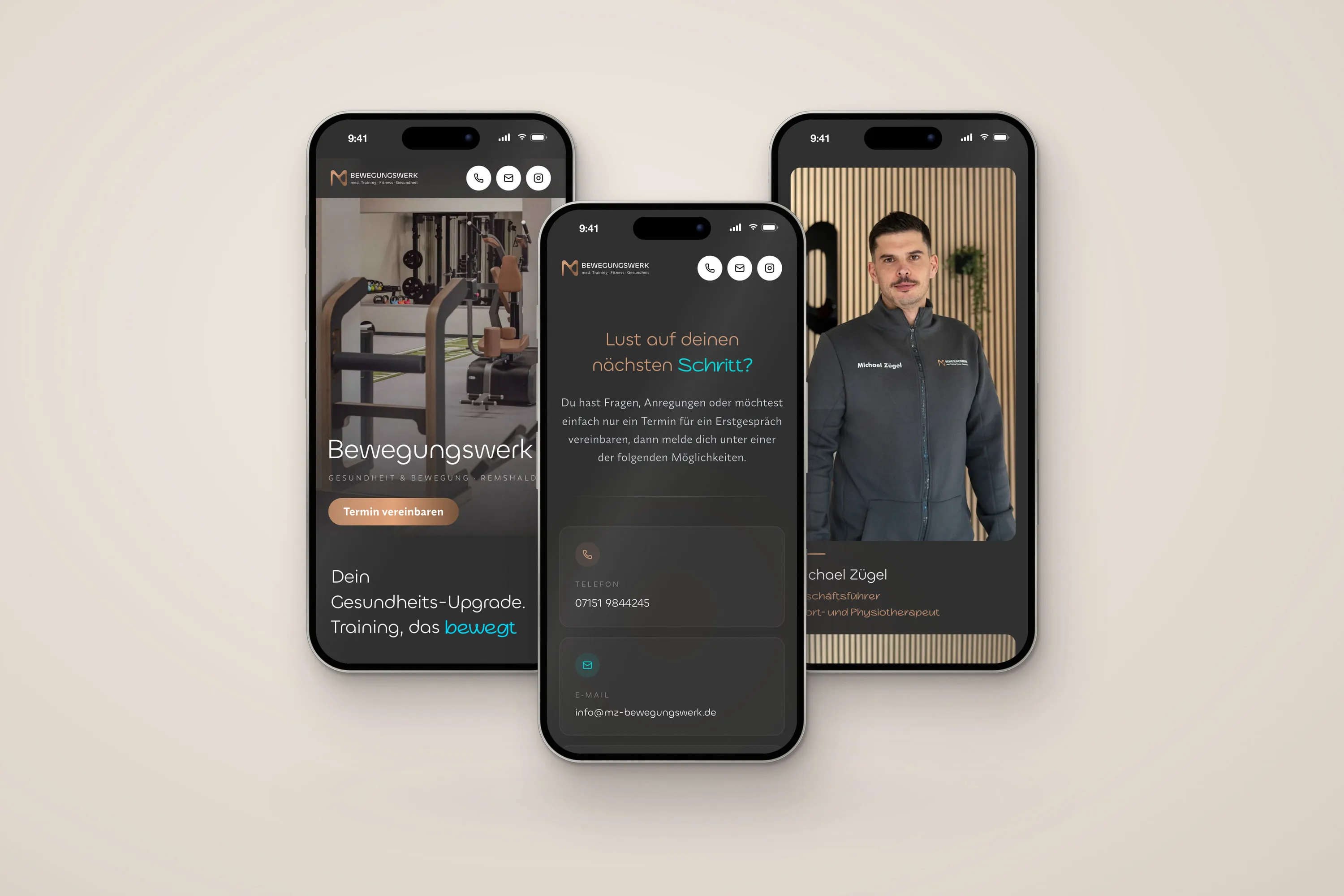 Drei Handys mit der Website des Bewegungswerks, vorn der Kontakt mit Telefonnummer und E-Mail, daneben Startseite und Michael Zügel, Sport- und Physiotherapeut