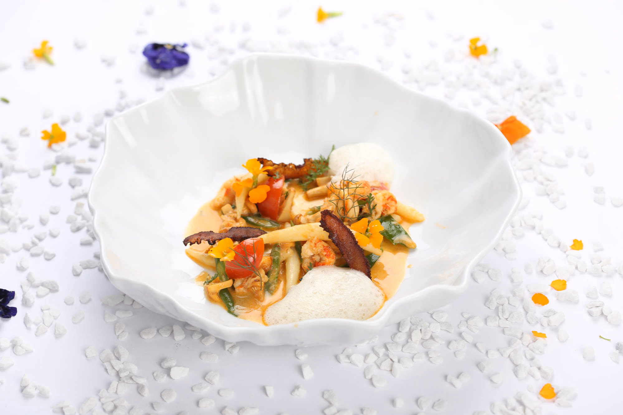 Fine-Dining-Teller von Restaurant Krietsch – Gericht mit Flusskrebsen und Essblüten