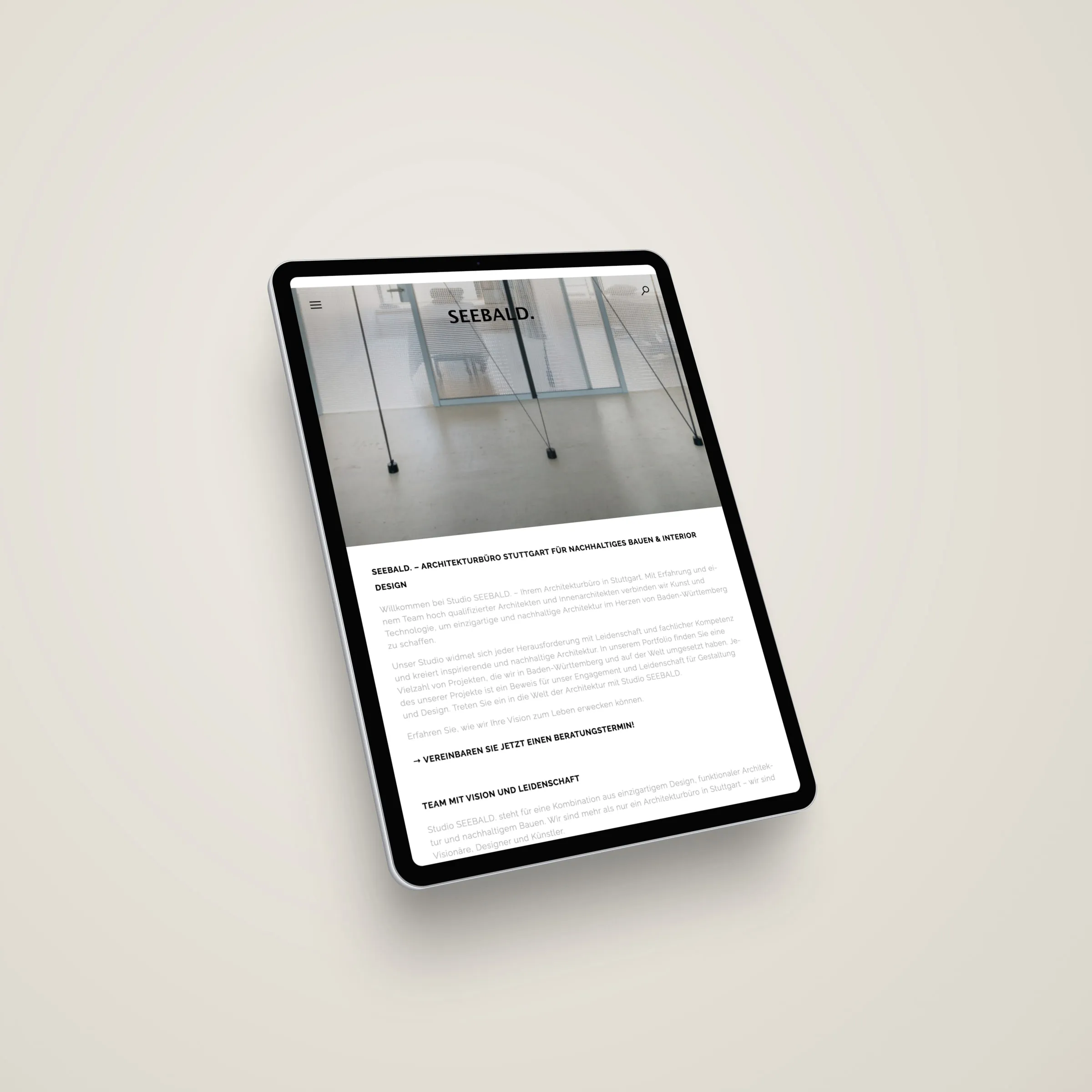 Tablet mit der Leistungsseite von SEEBALD., unter einem Foto mit Glaswänden die Überschrift Architekturbüro Stuttgart für nachhaltiges Bauen und Interior Design